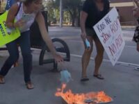 Los manifestantes en los Estados Unidos queman máscaras para protestar contra la vacuna COVID-19.